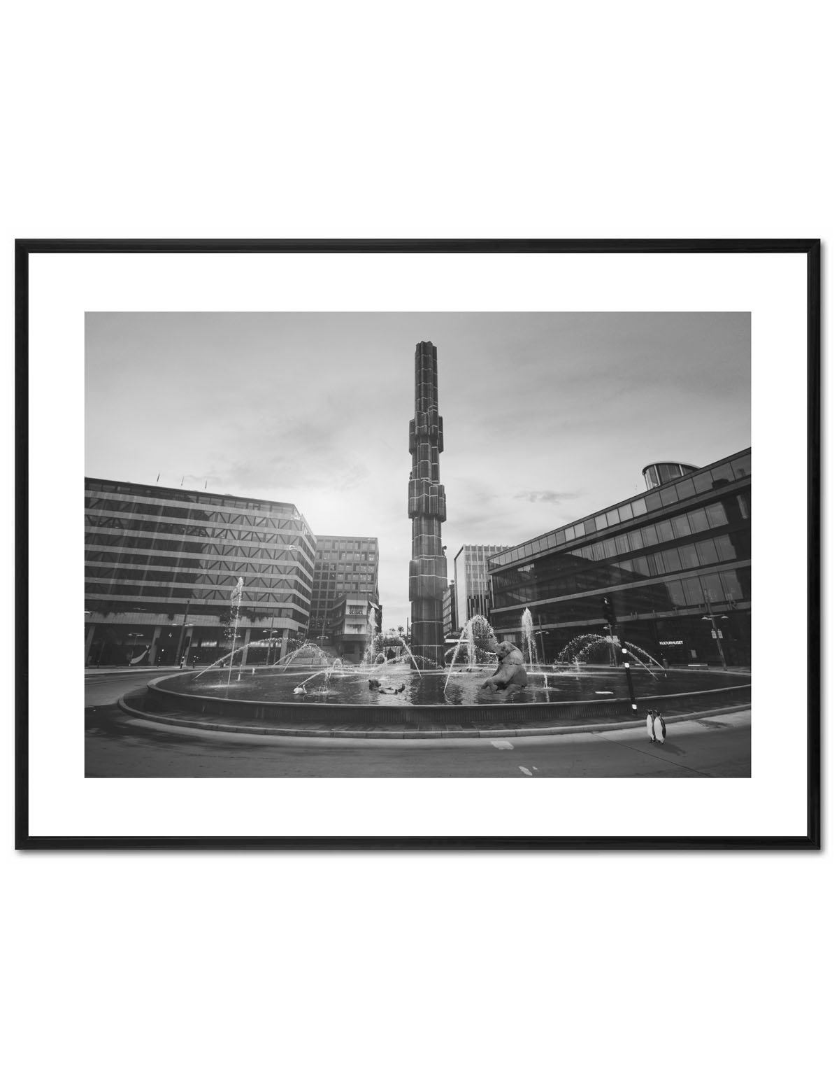 Poster Enelefant - Djur badar vid Sergels torg