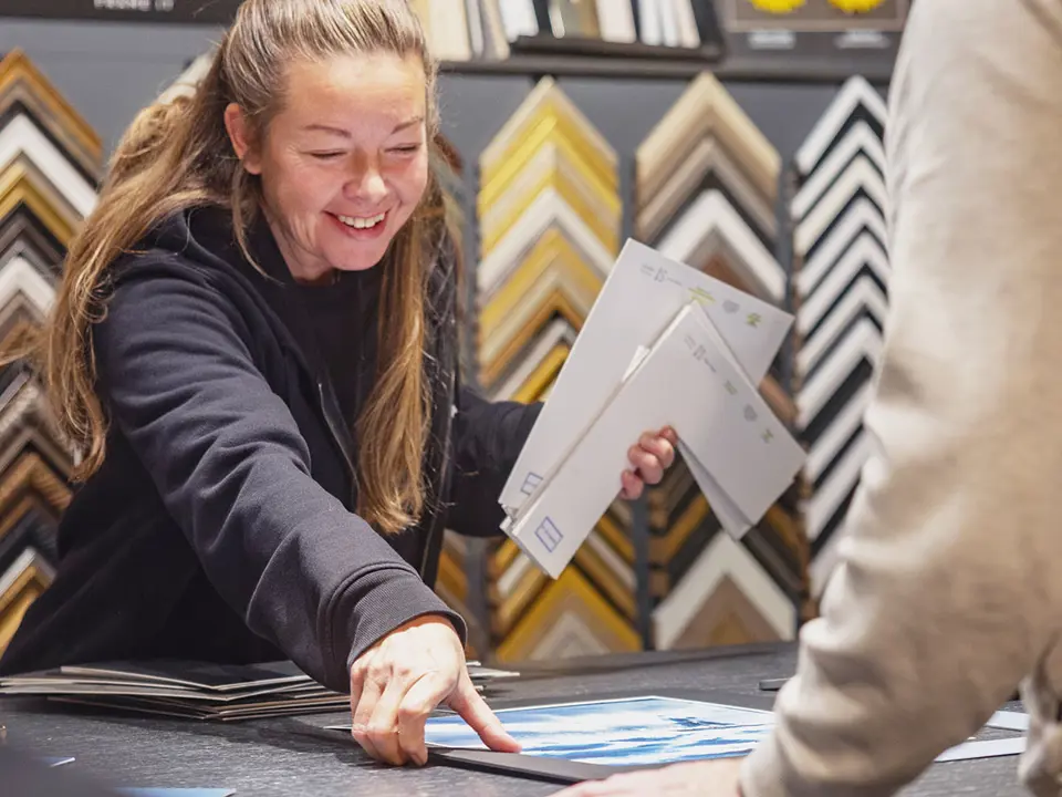 Vi hjälper dig med inramningar i vår ramverkstad
